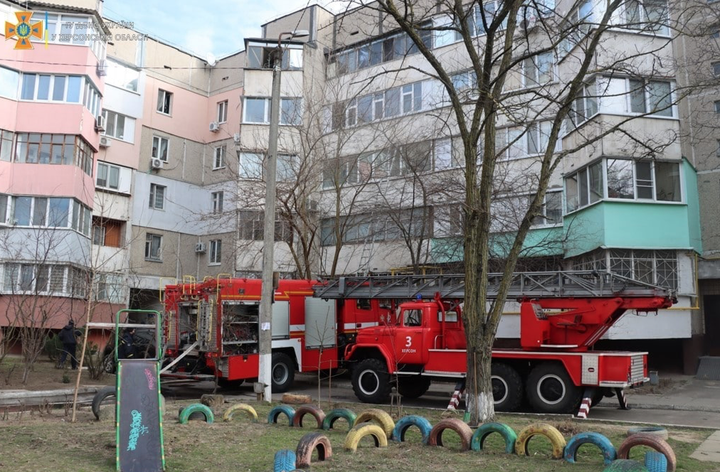 Пожарные Херсон. Горит жилой дом в Херсоне. Пожар на Херсонской 21.