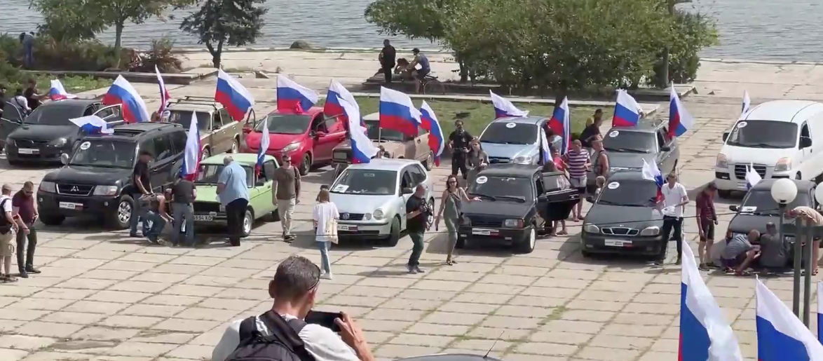 Херсонская область происшествия. Автопробег в Херсоне. День флага России в Херсоне. Российские флаги в Херсонской области. Празднование дня России в Херсоне.